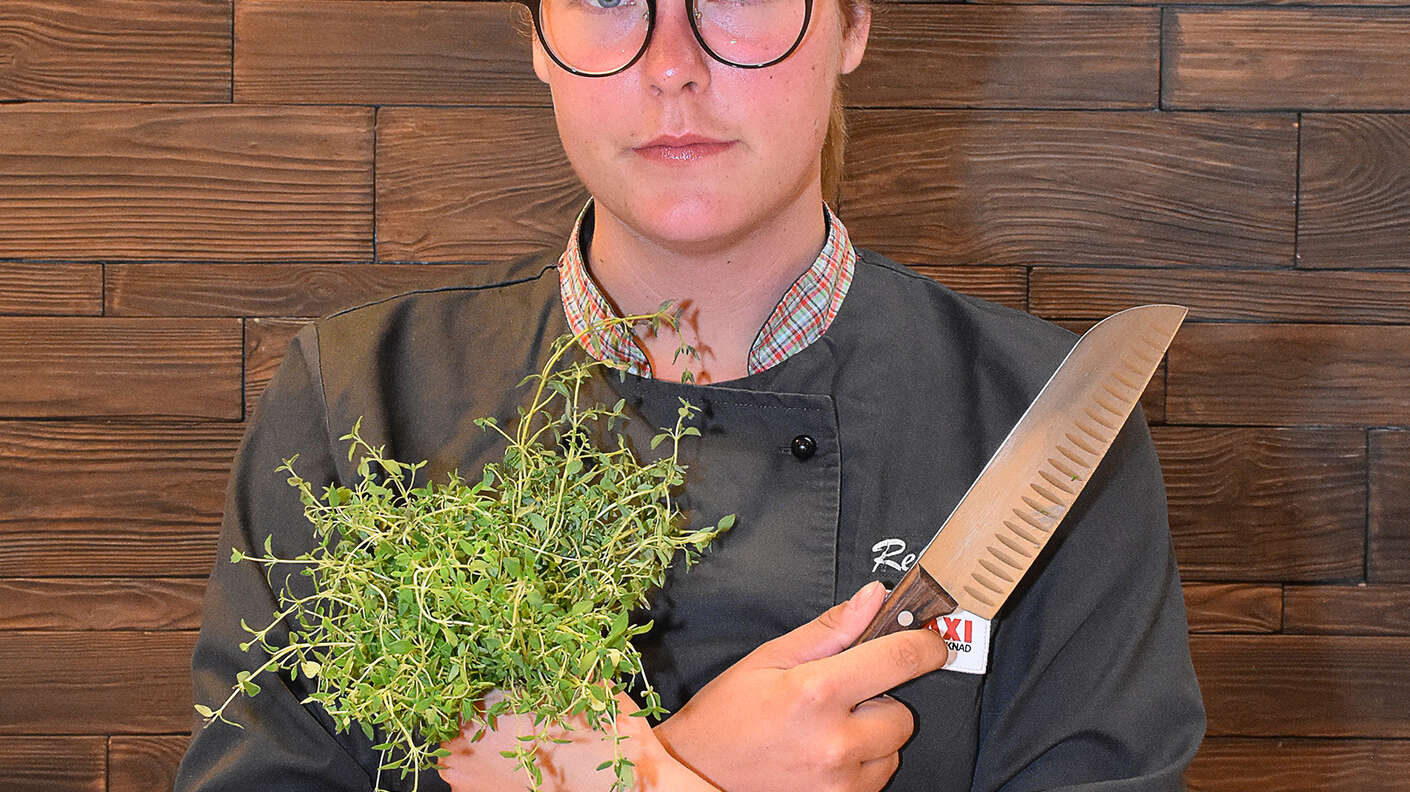 Rebecca Butikskock  Nyfiken kock som gärna sätter ny twist på klassisk husman.  Favoritredskap i köket är den vassa kniven.