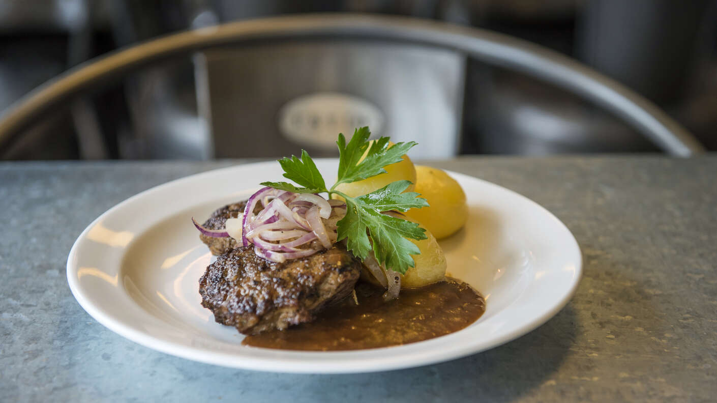 Pannbiffar med lök, skysås och potatis